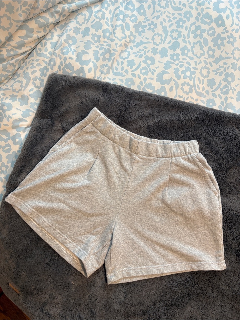 EUC Women’s AERIE Light Gray Pleated Fleece Shorts Size M